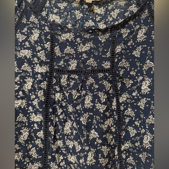 Cozy casual Floral Navy Women's Top with open detail. Size M. VGUC - Picture 2 of 10